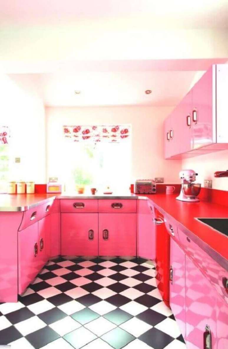 28. Decoração simples para cozinha rosa com piso preto e branco – Foto: CoachDecor