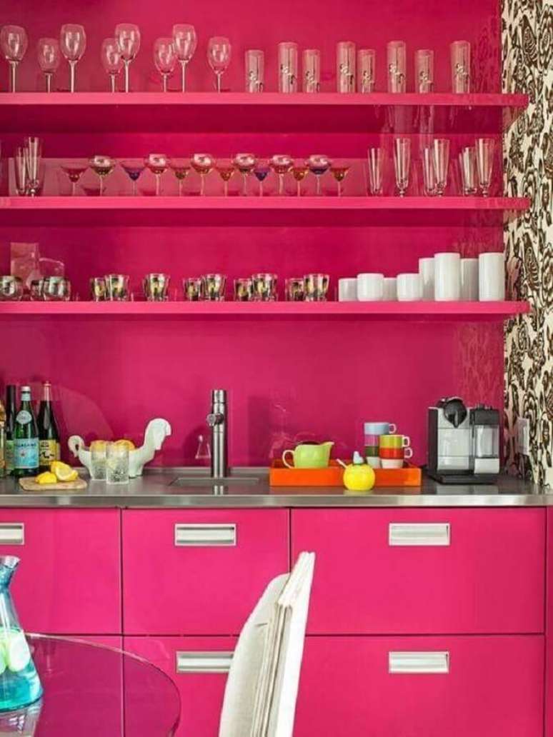 29. Decoração com prateleiras para copos e taças em cozinha rosa – Foto: Apartment Therapy