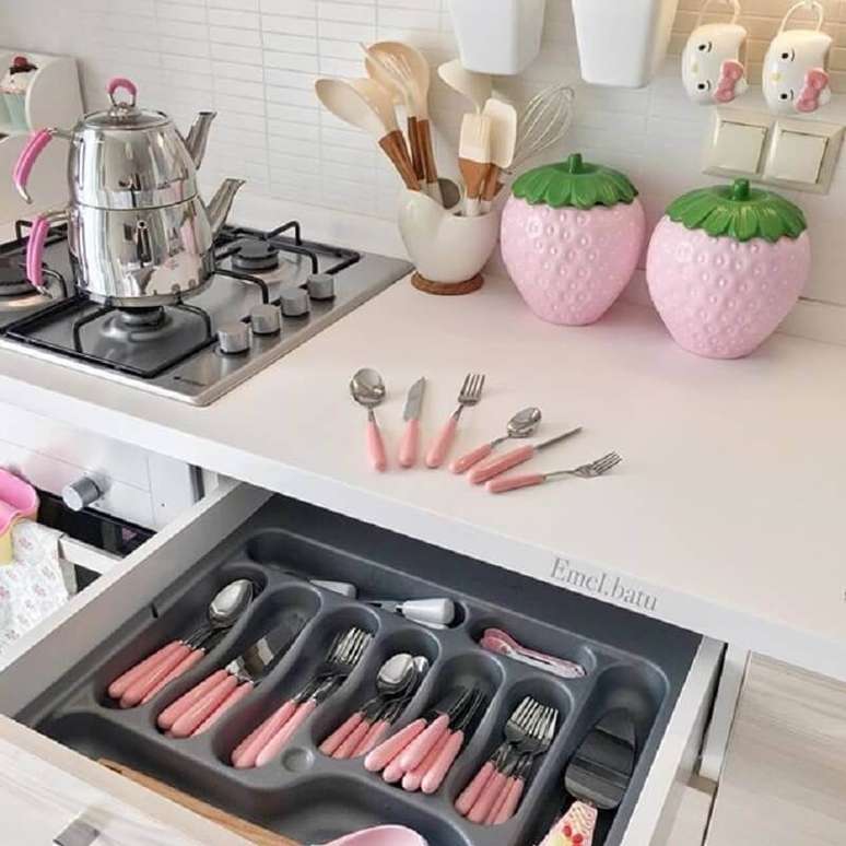 30. Invista nos utensílios de cozinha rosa para colocar um toque delicado na decoração – Foto: Home Decor DIY
