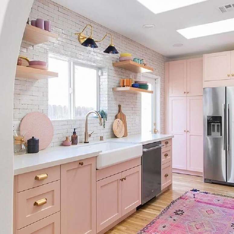 3. Decoração com estilo vintage com armário de cozinha rosa com puxadores dourados – Foto: Studio DIY