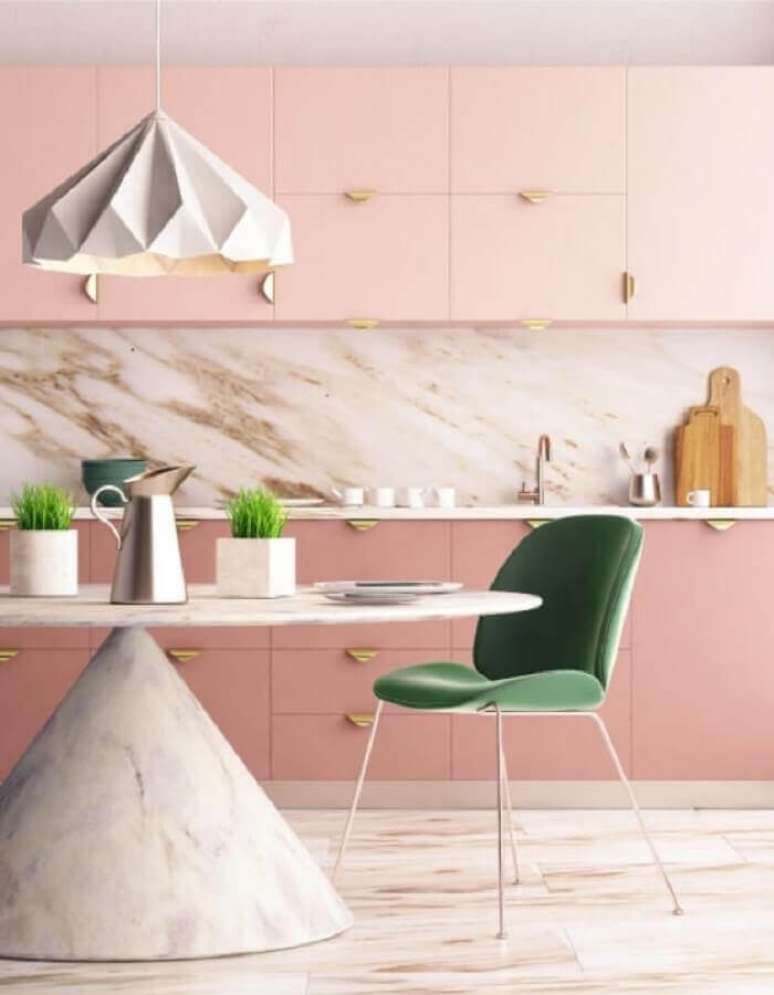 1. Decoração moderna para cozinha rosa com mesa de mármore e puxadores dourados – Foto: ViralDeco