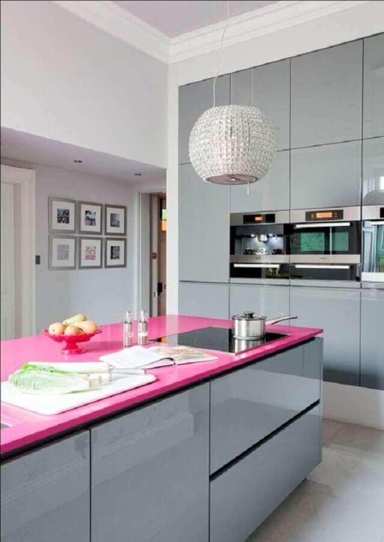 32. Decoração moderna para cozinha rosa e cinza com ilha e armários planejados – Foto: My Decorative