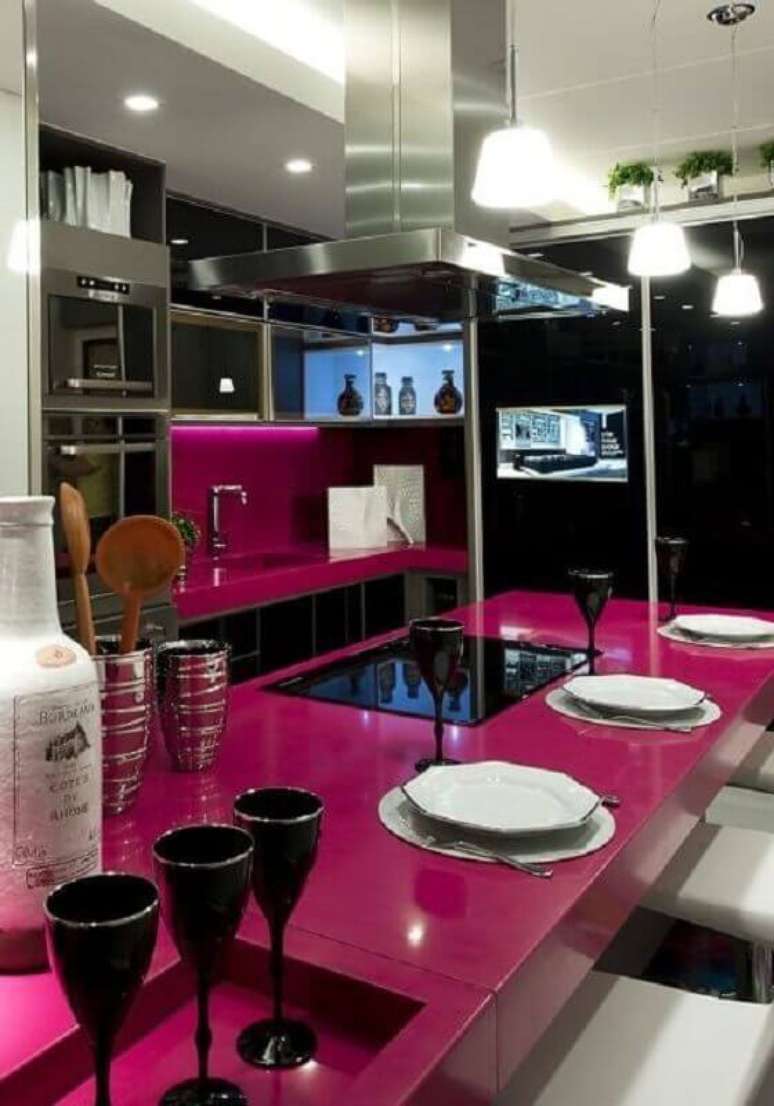 33. Decoração moderna para cozinha rosa e preta moderna com ilha e armários planejados – Foto: Pinterest