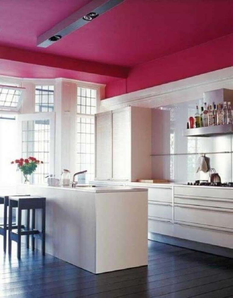 35. Aqui a cozinha cor de rosa recebeu o tom apenas no teto e o resto do ambiente foi todo decorado em branco – Foto: Decoração e Arte