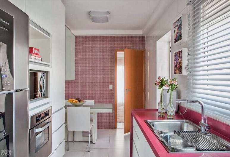36. Decoração para cozinha cor de rosa pequena com armários planejados para otimizar espaço – Foto: Vivian Design