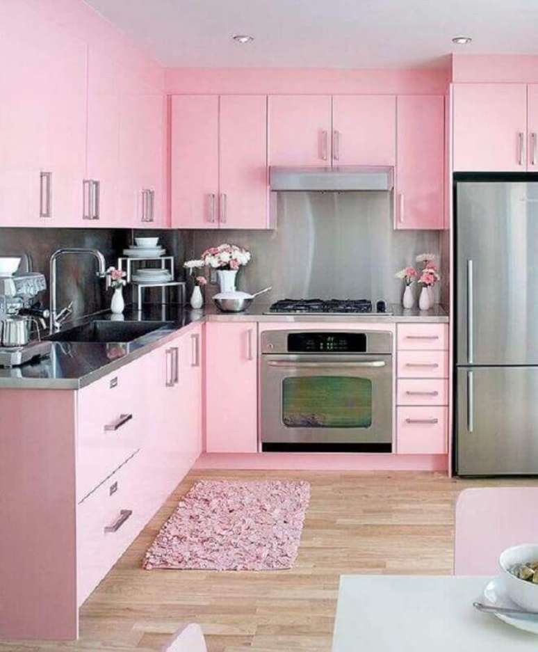 37. Cozinha rosa planejada decorada com revestimento cinza e piso de madeira – Foto: We Heart It