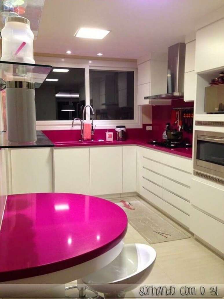 38. Cozinha rosa e branca decorada com armários planejados – Foto: Construindo Minha Casa Clean