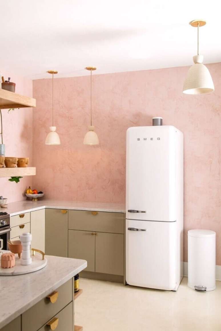 39. Invista nos tons claros para a decoração da cozinha rosa pequena – Foto: Domino
