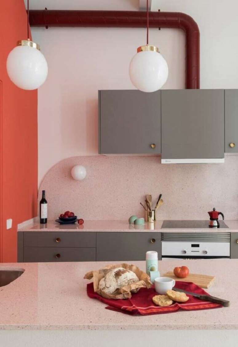 40. Decoração para cozinha cor de rosa clara com armários cinza e pendente redondo – Foto: Pinterest