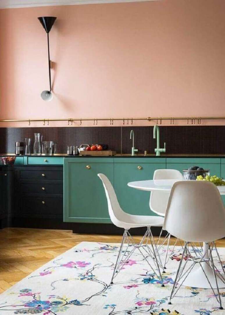 41. Decoração com armários no estilo retrô para cozinha rosa, preta e verde – Foto: iFunn