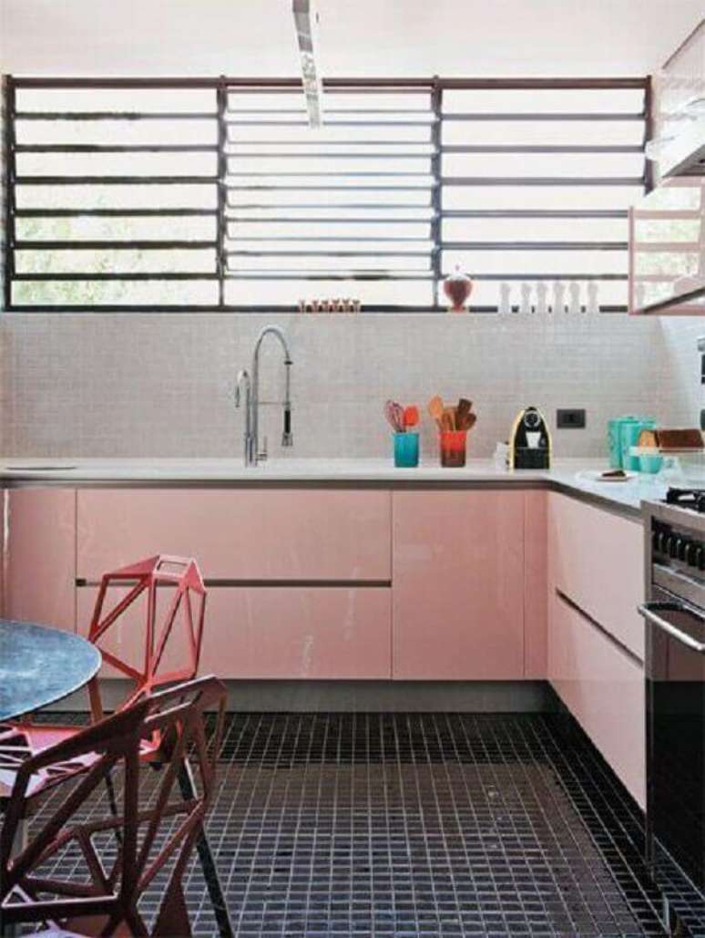 42. Decoração simples para cozinha rosa com piso preto – Foto: Forma Design Interiores