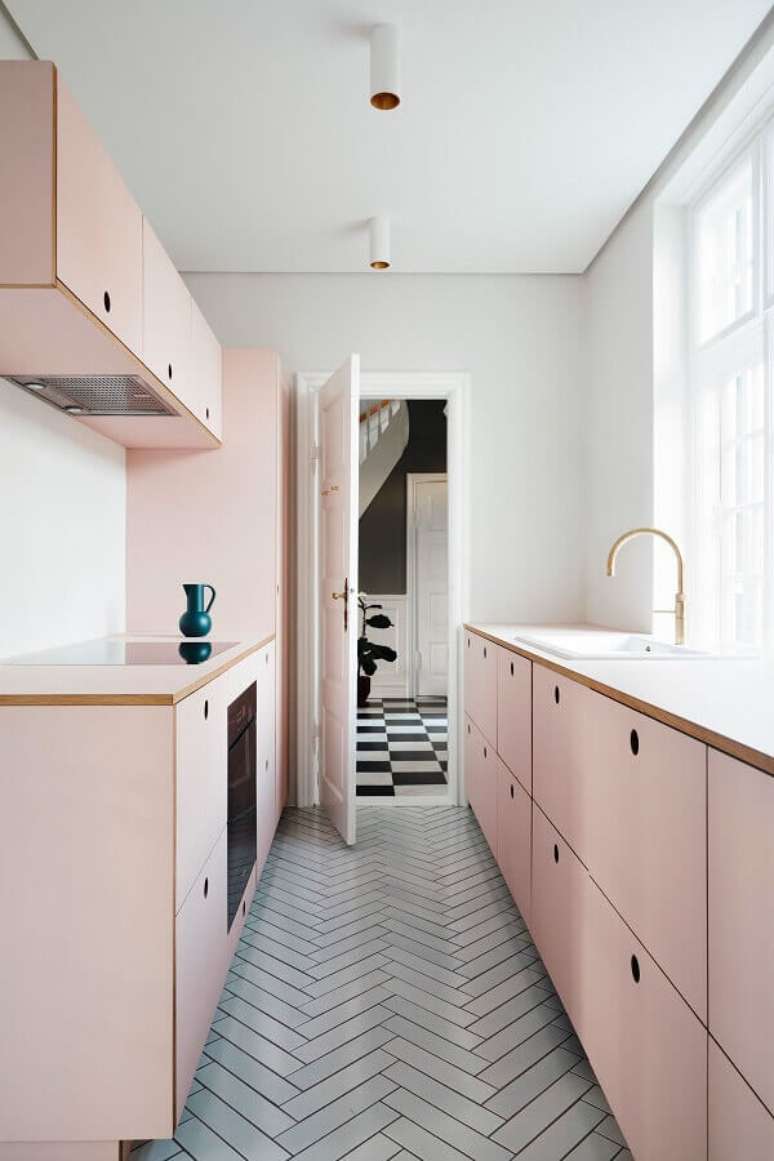 43. Decoração clean para cozinha cor de rosa claro com armários no estilo retrô – Foto: Reform