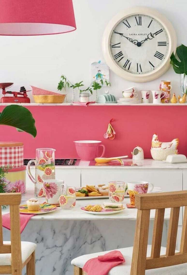 44. Decoração para cozinha cor de rosa e branca com mesa de mármore – Foto: Laura Ashley