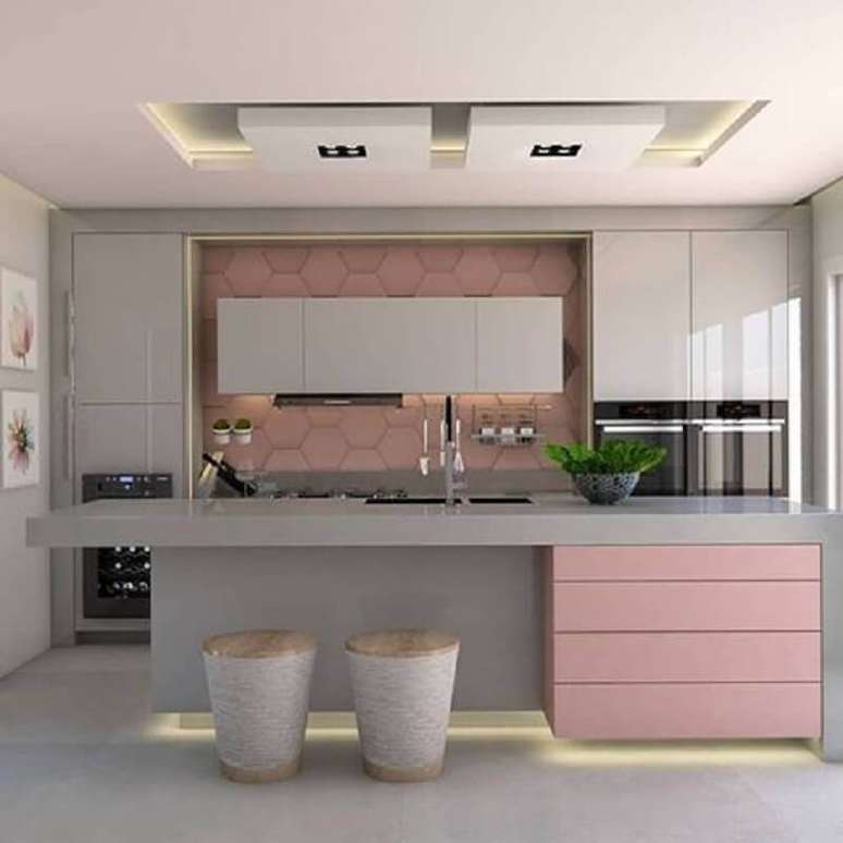 45. Decoração moderna para cozinha rosa e branca com ilha – Foto: House Renovation