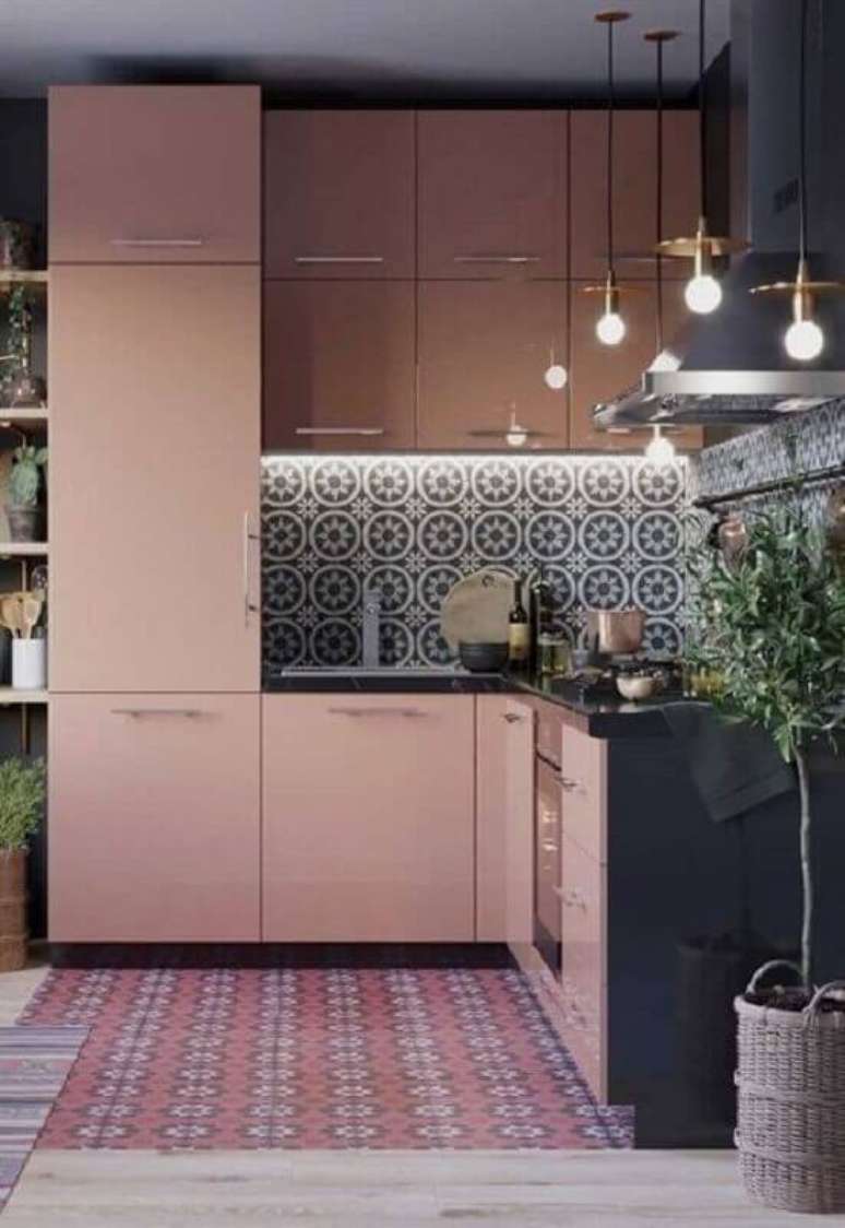 47. Decoração para cozinha rosa pequena com armários planejados e pendentes minimalista – Foto: Home Decor Passion