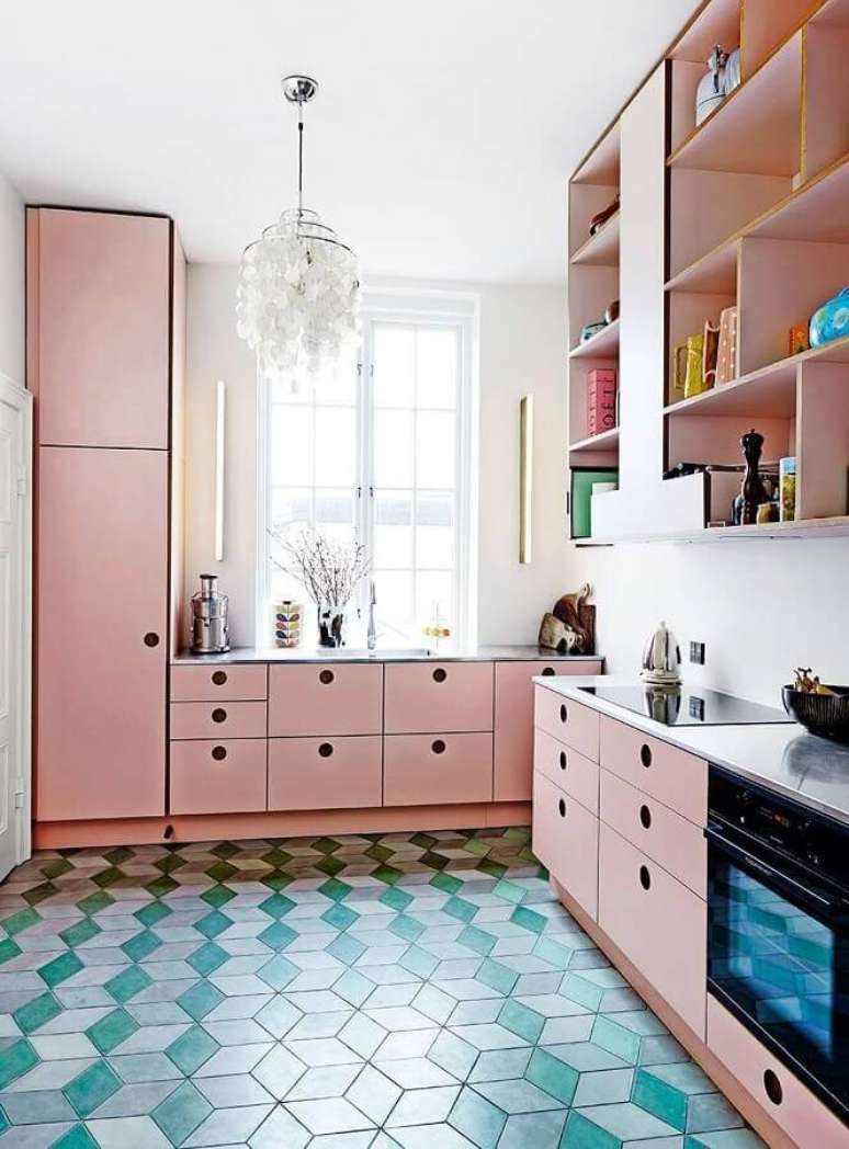 48. Invista nos armários planejados e nas cores claras para a decoração da sua cozinha rosa pequena – Foto: ELLE Decoration Sweden