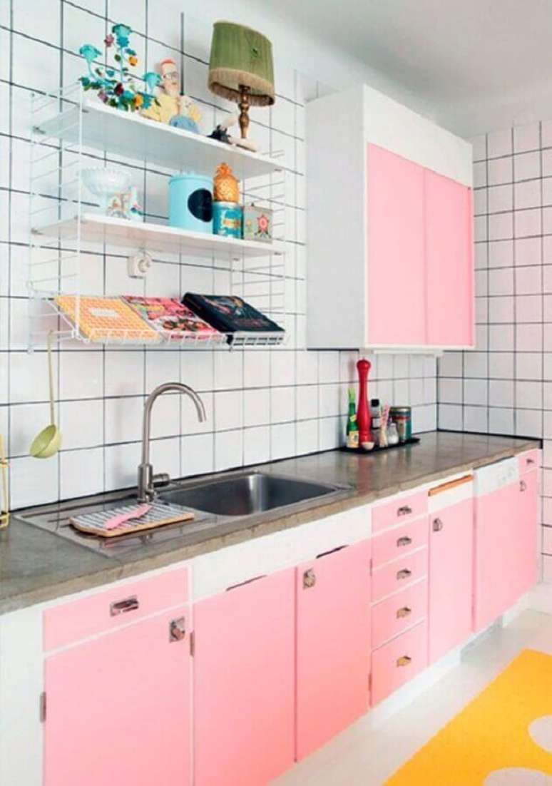 51. Decoração com armário planejado para cozinha rosa simples – Foto: Simplichique