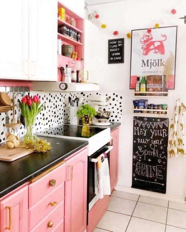 49. Decoração simples para cozinha cor de rosa – Foto: Bohemian Style Ideas