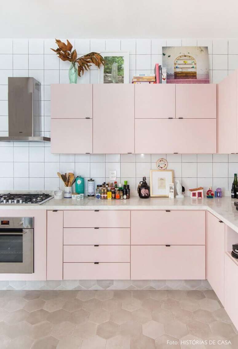50. Decoração simples com armário de cozinha rosa – Foto: Histórias de Casa