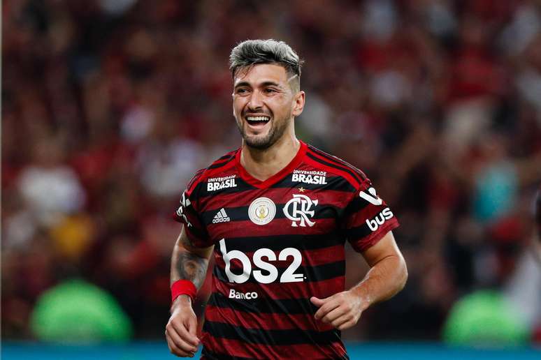 O uruguaio Arrascaeta, do Flamengo, quer trazer o compatriota Cavani para o futebol brasileiro