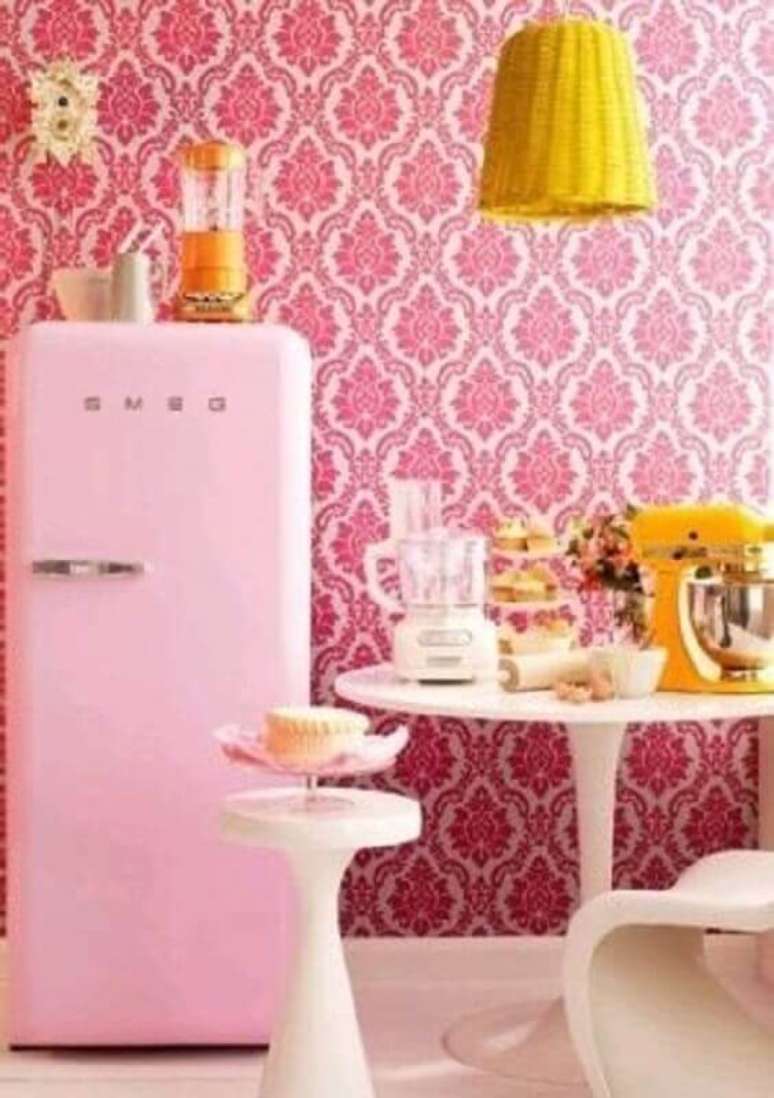 52. Geladeira retrô e papel de parede para cozinha cor de rosa – Foto: HouseKaboodle