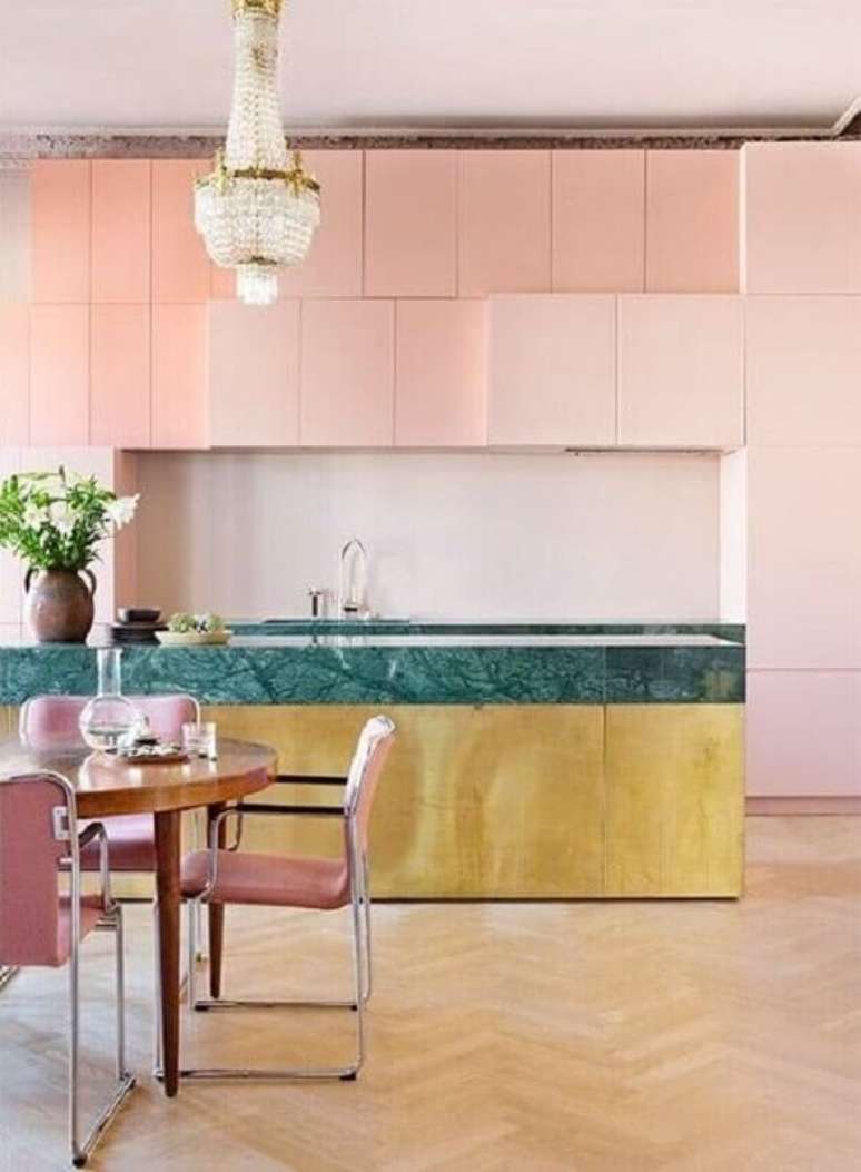 53. Decoração sofisticada com armário de cozinha rosa com lustre de cristal – Foto: The Nordroom
