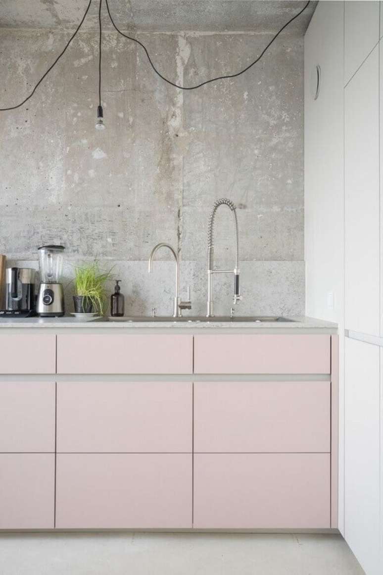 55. O cimento queimado dá um toque mais contemporâneo para a cozinha rosa – Foto: Pinterest