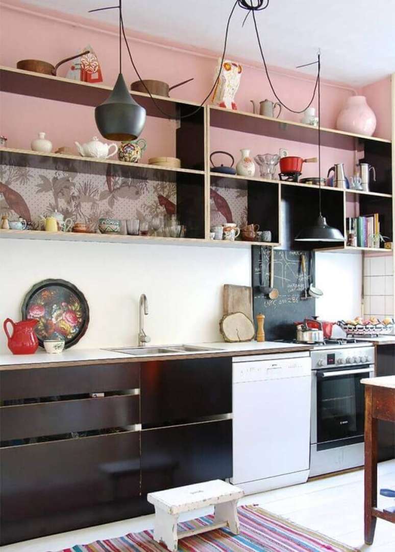 7. A cozinha rosa com preto é super moderna e personalizada – Foto: Pinterest