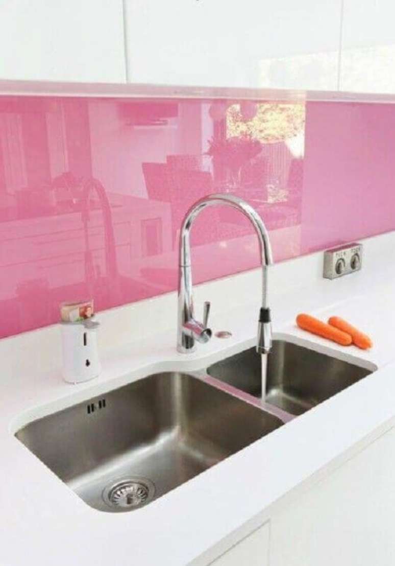 56. Decoração com revestimento para cozinha rosa e branca – Foto: Pinosy