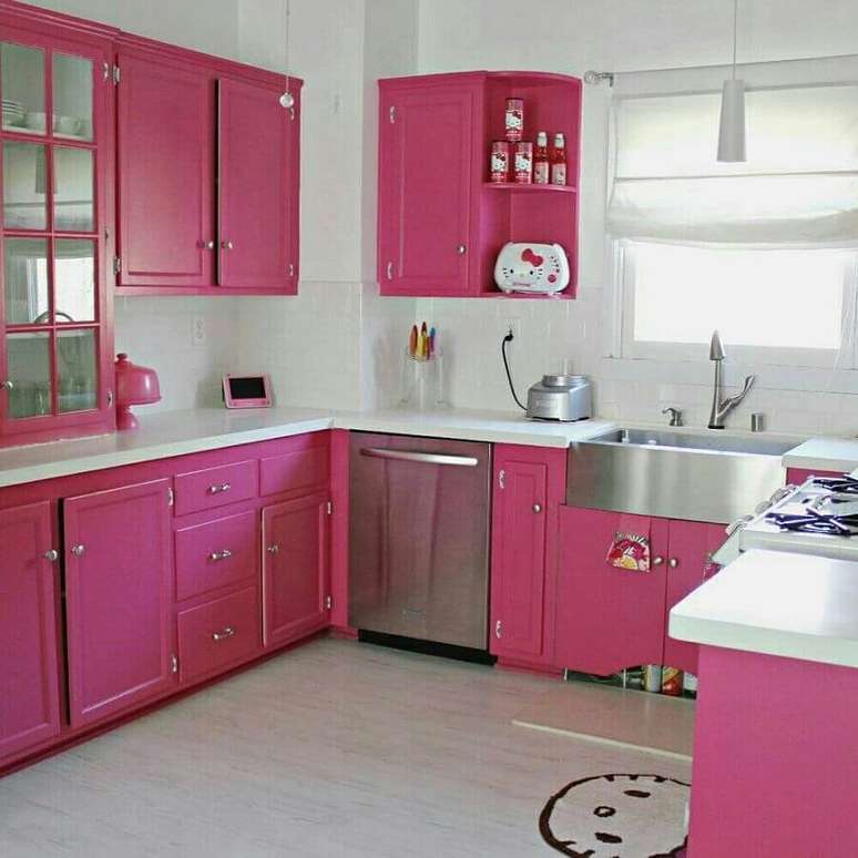 58. Decoração de cozinha rosa com bancada branca e detalhe em aço inox – Foto: Gosto disto!