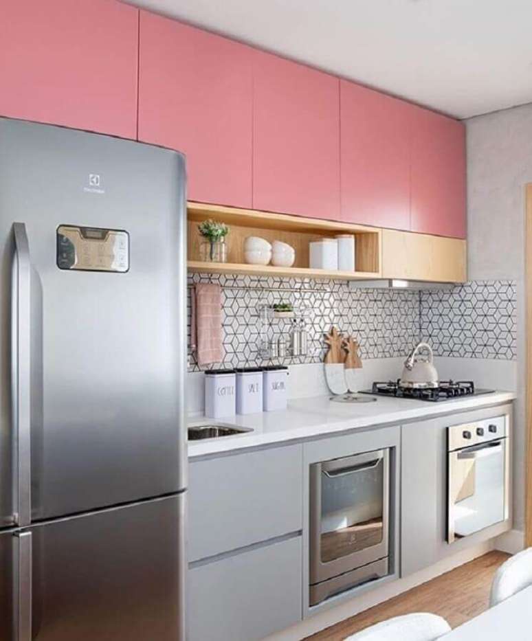 59. Armário de cozinha rosa e cinza com detalhes em madeira – Foto: Almoço de Sexta