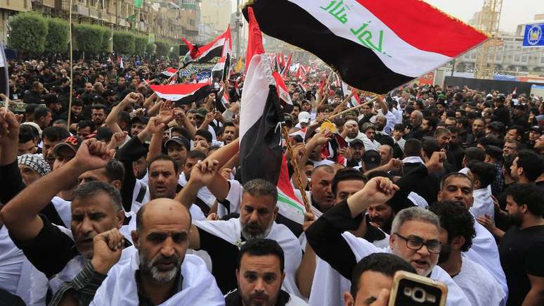 Manifestantes iraquianos dizem que o sistema político é corrupto e que a qualidade dos serviços públicos é ruim
