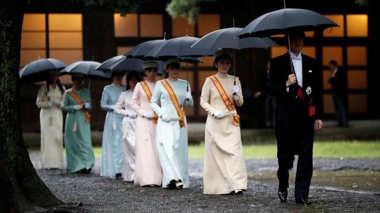 Príncipe Akishino, irmão de Naruhito, e princesa Kiko chegam à cerimônia nesta terça-feira