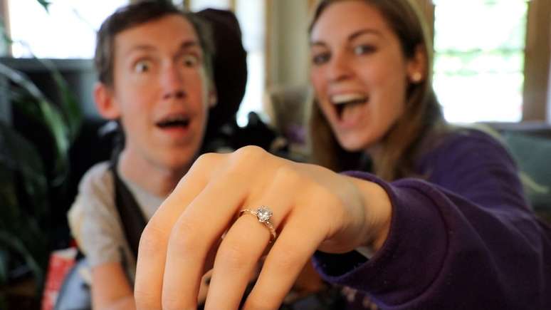 Shane Burcaw e Hannah Aylward ficaram noivos em junho &mdash; o casamento est&aacute; programado para setembro do ano que vem