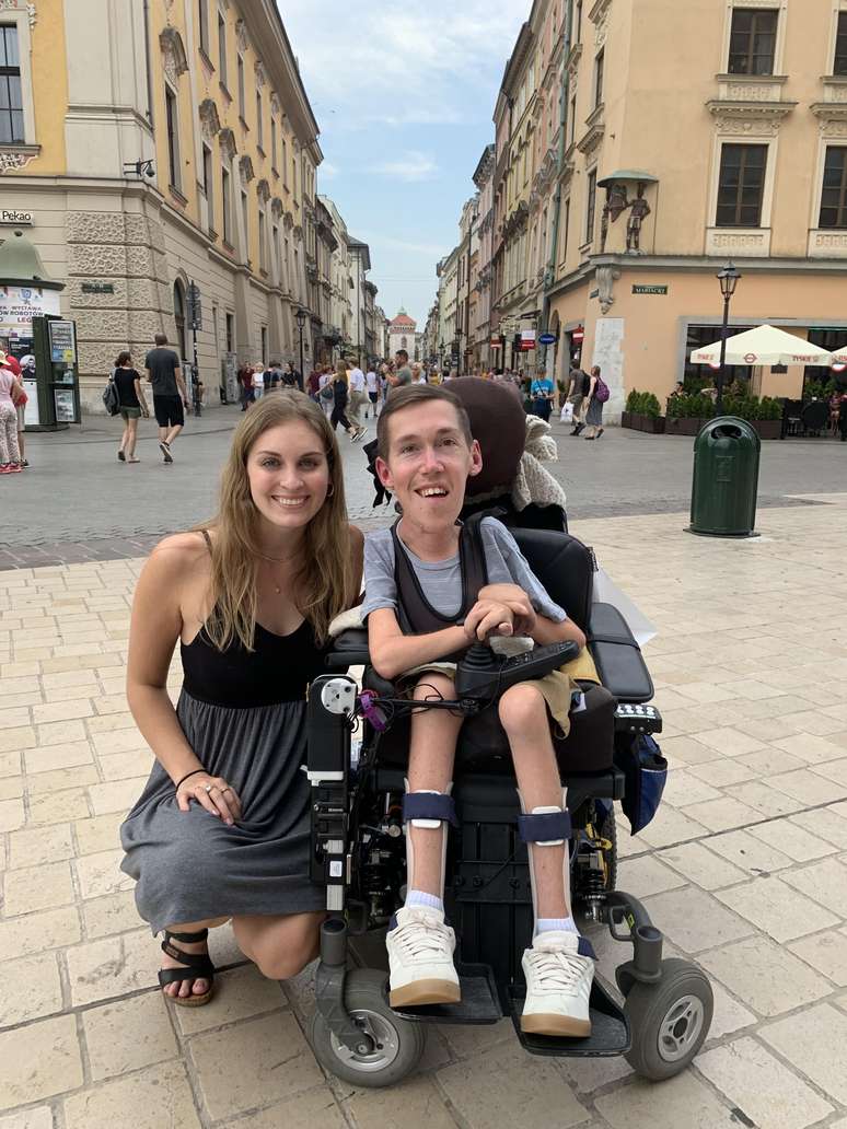 Burcaw foi diagnosticado com AME quando ainda era beb&ecirc; &mdash; como a doen&ccedil;a provoca a progressiva atrofia dos m&uacute;sculos, ele precisa de ajuda para muitas atividades do dia a dia