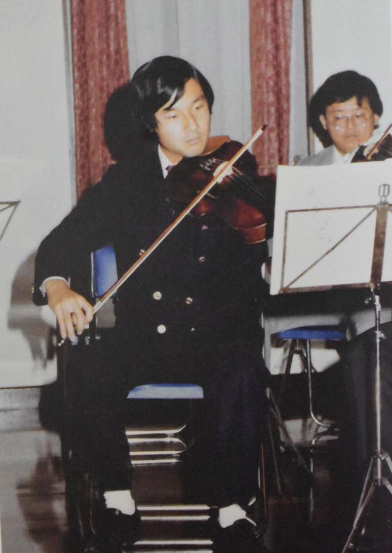Naruhito tocou viola em 1982 com Orquestra Sinf&ocirc;nica Jovem Muncila