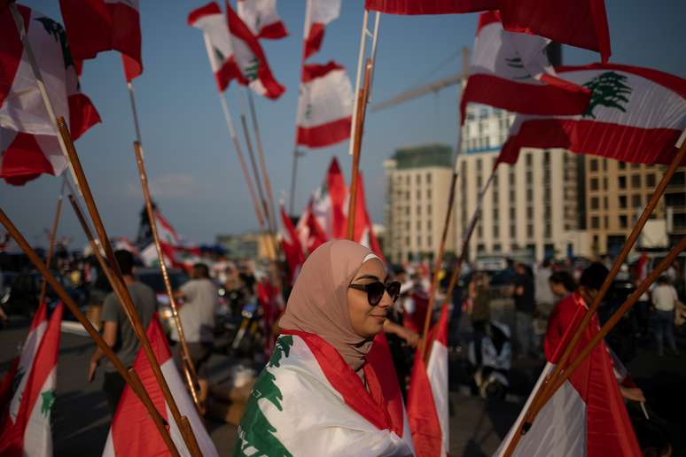 Manifestante com bandeiras do Líbano durante protesto contra o governo em Beirute
22/10/2019
REUTERS/Alkis Konstantinidis