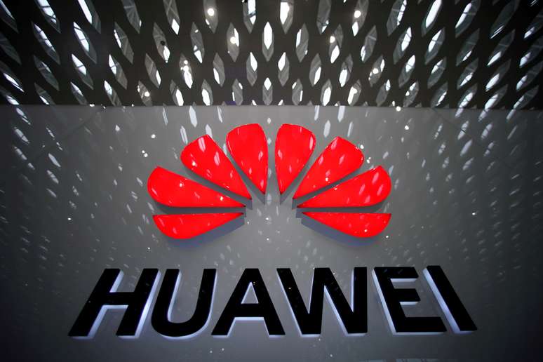 Logotipo da Huawei no aeroporto internacional de Shenzhen, na China. 22/7/2019. REUTERS/Aly Song