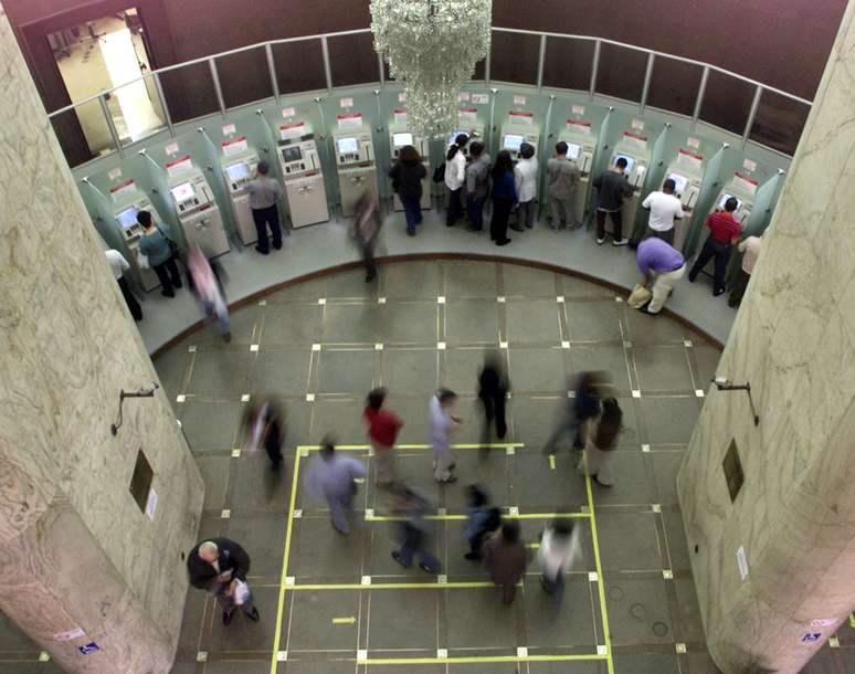 Pessoas fazem transa&ccedil;&otilde;es financeiras em ATMs em S&atilde;o Paulo. 11/6/2001. Paulo Whitacker/Reuters..
