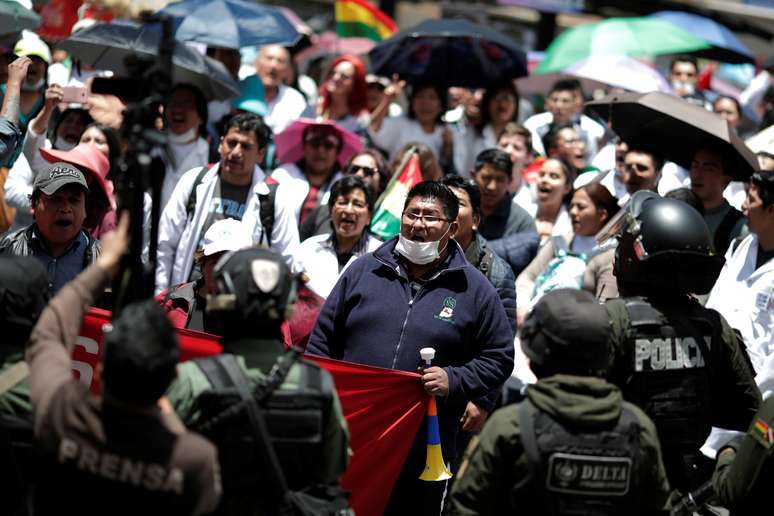 Médicos e funcionários da área de saúde da Bolívia protestam contra o presidente Evo Morales em La Paz 22/10/2019 REUTERS/Ueslei Marcelino