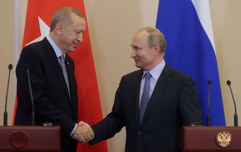Presidente da Rússia, Vladimir Putin (à direita), cumprimenta o presidente turco Recep Tayyip Erdogan durante entrevista coletiva conjunta em Sóchi, Rússia 
22/10/2019
Sergei Chirikov/Pool via REUTERS