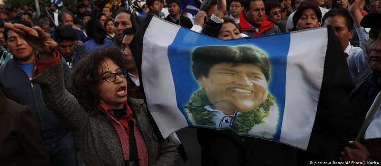 Simpatizantes do presidente Evo Morales demonstram seu apoio do lado de fora do Supremo Tribunal Eleitoral, em La Paz