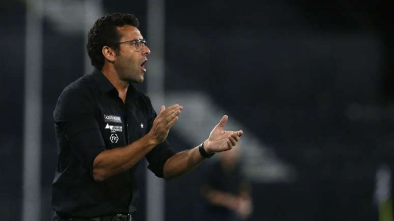 Alberto Valentim na vitória do Botafogo sobre o CSA nesta segunda-feira (Foto: Vítor Silva/Botafogo)