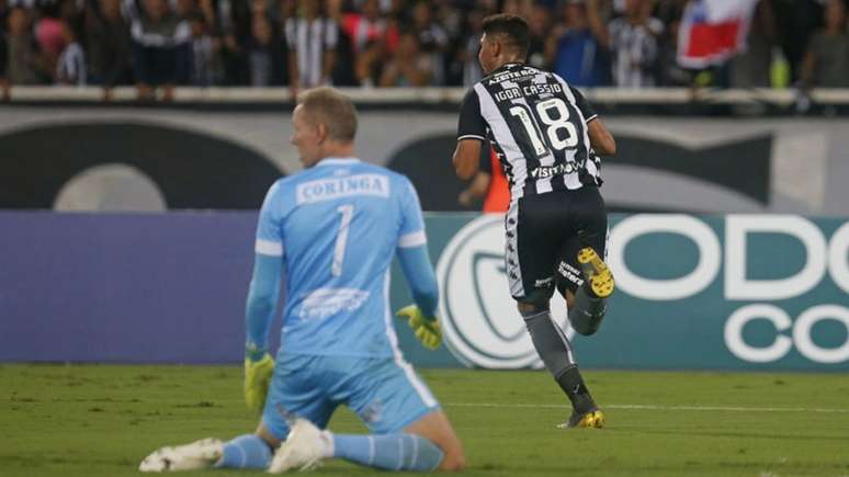 Igor Cássio celebra primeiro gol como profissional (Foto: Vítor Silva/Botafogo)