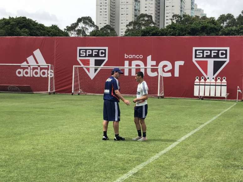 Fernando Diniz conversa com Antony antes de treino - FOTO: Fellipe Lucena