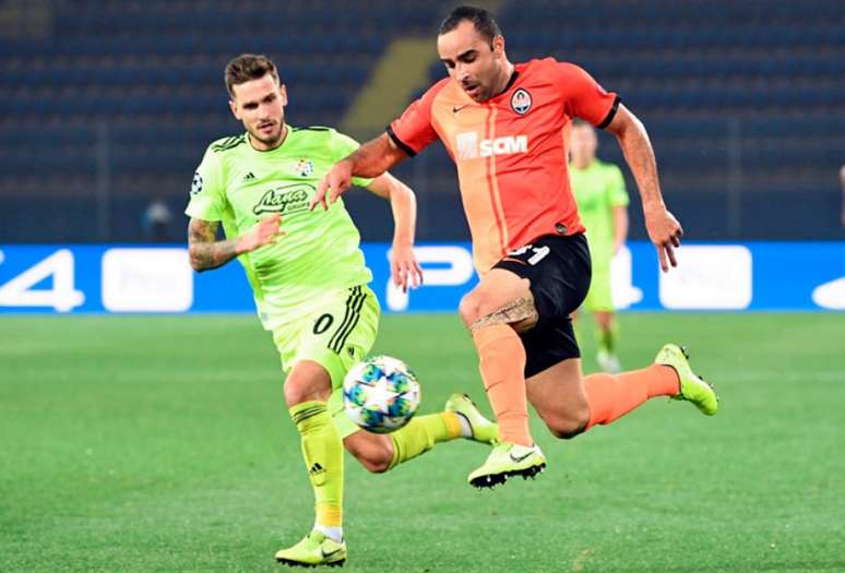 Shakhtar e Dinamo ficaram no 2 a 2 nesta terça-feira (Foto: Sergei SUPINSKY/AFP)