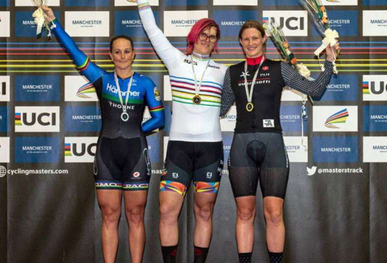 A canadense Rachel McKinnon (ao centro) foi campeã do Mundial Master da UCI no sábado (Foto: Oli Scarff/AFP)