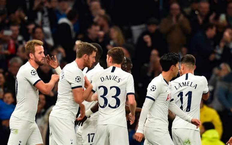 Kane comemora gol que abriu o placar no Estádio do Tottenham (Foto: GLYN KIRK / AFP)