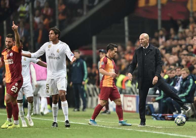 Treinador dando ordens ao time do Real Madrid em Istambul (Foto: AFP)