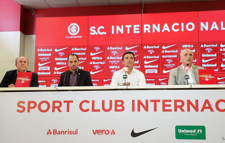 Coletiva de apresentação de Zé Ricardo nesta segunda-feira (Foto: Reprodução/Twitter Internacional)